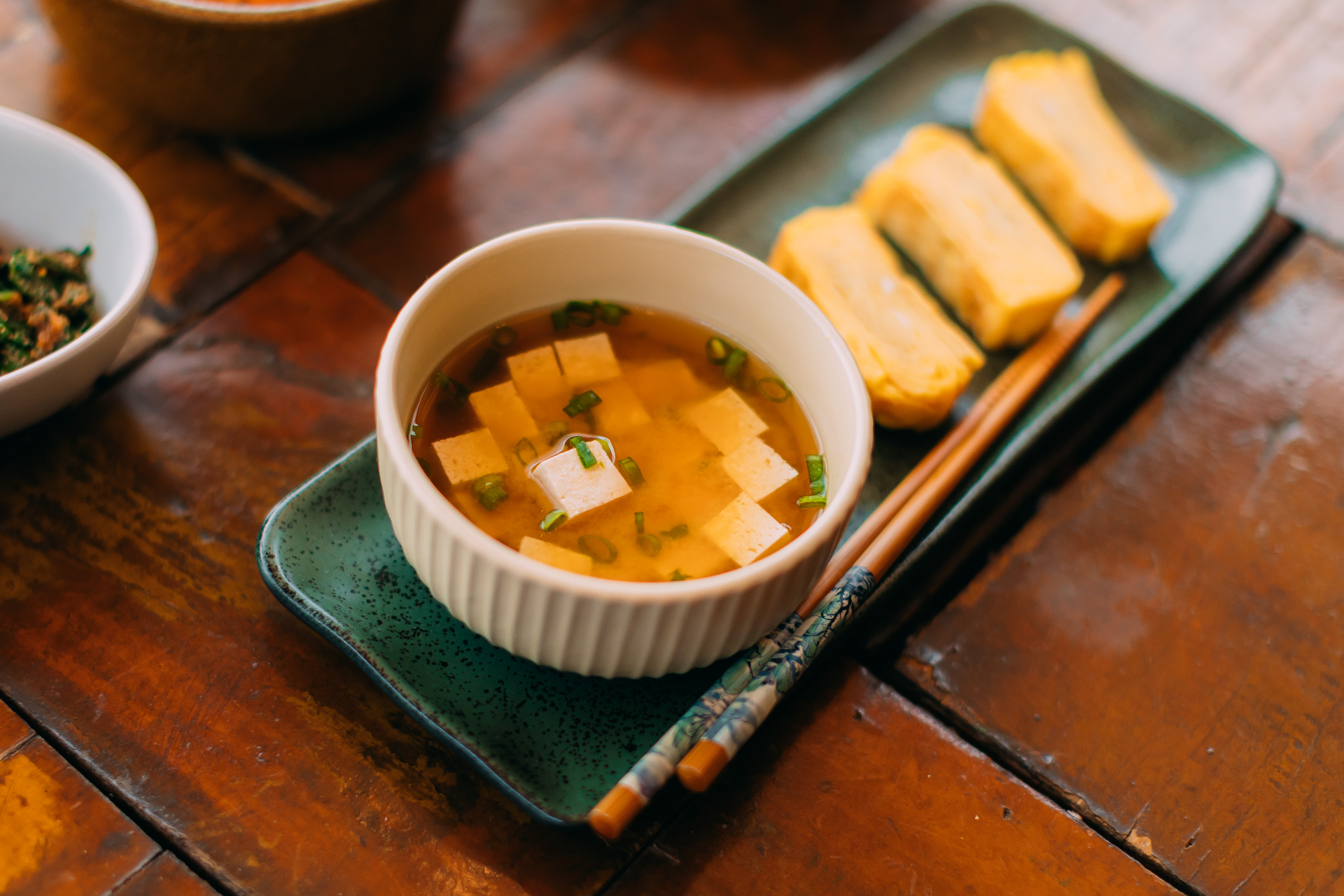 Prato com salada, pão, ovos mexidos e ovo pochado