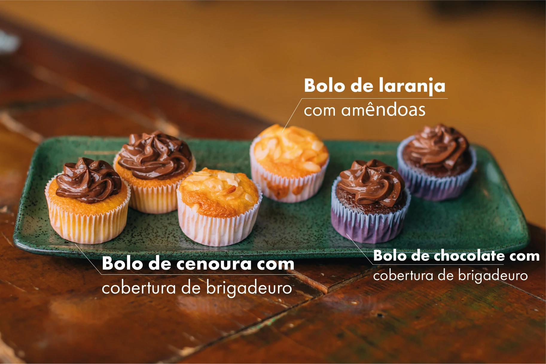 Bandeja com mini bolos artesanais