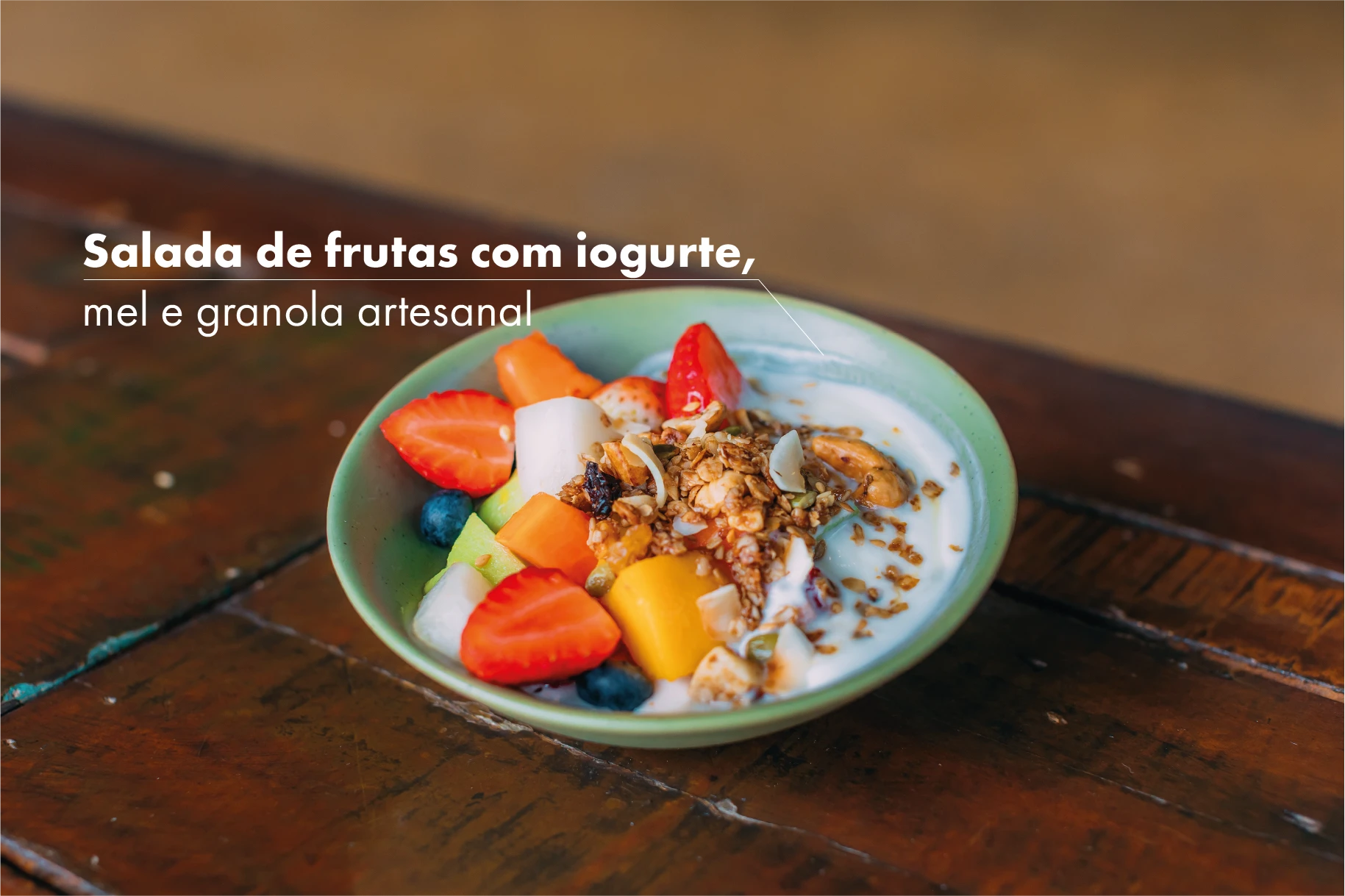 Salada de frutas com iogurte e granola