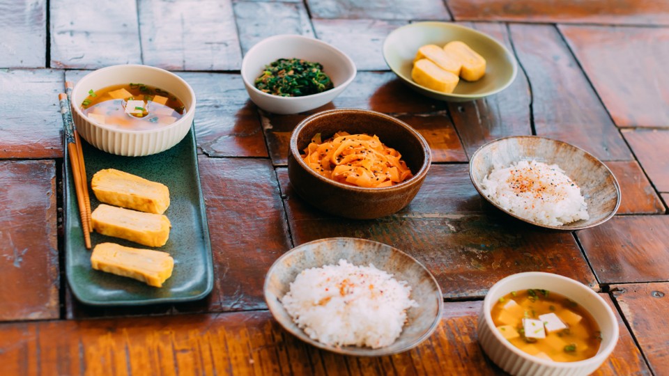 Café da manhã japonês com tamagoyaki, missoshiru e gohan